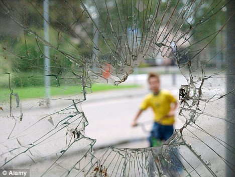 Đối với những tai nạn do đồ thủy tinh vỡ, dùng nước và xà phòng rửa sạch xung quanh vết thương. Dùng một chiếc nhíp đã làm sạch bằng cồn gắp hết các mảnh thủy tinh còn găm trong da. Nếu mảnh kính ăn quá sâu thì không nên kéo ra mà để vài ngày mảnh kính tự chui ra. Nếu trẻ dẫm chân lên mảnh kính vỡ thì lấy vải sạch băng lại rồi đưa trẻ đi cấp cứu. Yêu cầu bác sĩ chụp x-quang xem có mảnh kính nào chưa được lấy ra hay không. 