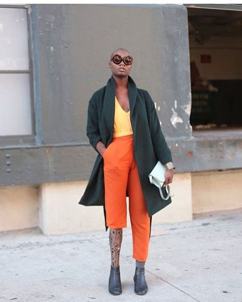 Một khách hàng trong một bộ trang phục thanh lịch với hai ống quần có chiều dài khác nhau để khoe chân giả cá tính. 