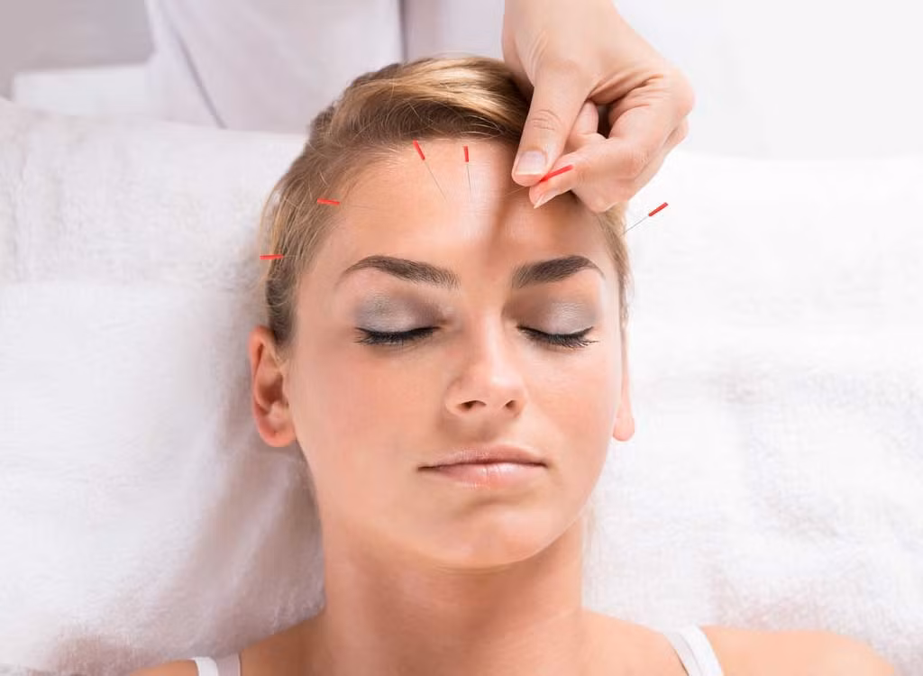 Một nghiên cứu năm 2008 ở Anh cho thấy phụ nữ tiến hành đồng thời thụ tinh nhân tạo và châm cứu có cơ hội mang thai cao hơn người khác tới 65%. Châm cứu không chỉ bơm thêm máu tới tử cung mà còn giảm sự thu hẹp của tử cung sau khi làm thụ tinh nhân tạo, giảm sản sinh cortisol và prolactin, một trong hai nhân tố ảnh hưởng đến khả năng sinh sản. 