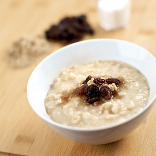 Trong yến mạch có chứa các thành phần có tác dụng tái tạo năng lượng như magie, protein và vitamin B1. Ngoài chất xơ có trong yến mạch, bạn còn nhanh chóng được cộng thêm năng lượng từ sữa ăn kèm.