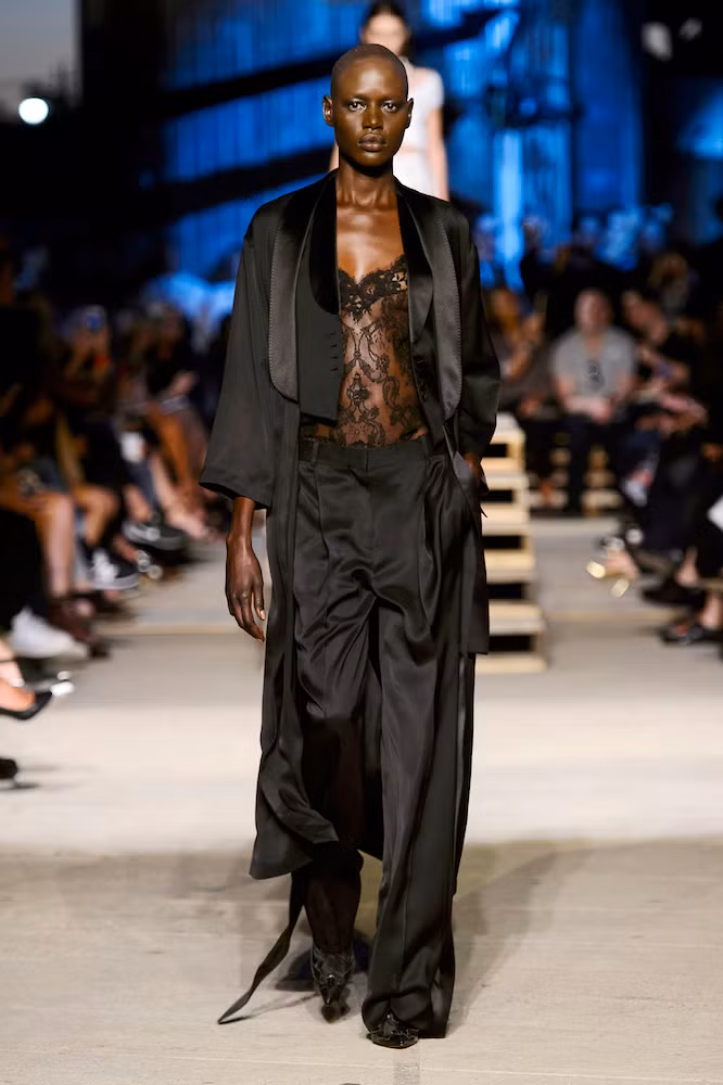 Xu hướng trang phục lót: Những đồ lót xuyên thấu gợi cảm như thế này sẽ thường xuyên xuất hiện ngoài đường.