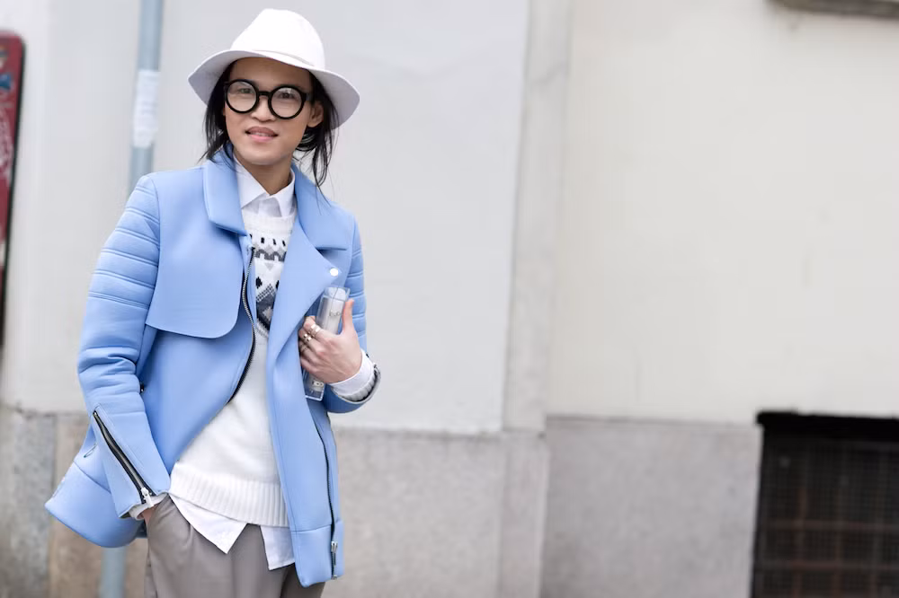 "Cô gái xấu xí" cuối cùng cũng trở thàng xu hướng hot trong năm 2016. Không thể thiếu chiếc kính "nô-bi-ta" quá khổ cho đủ bộ.