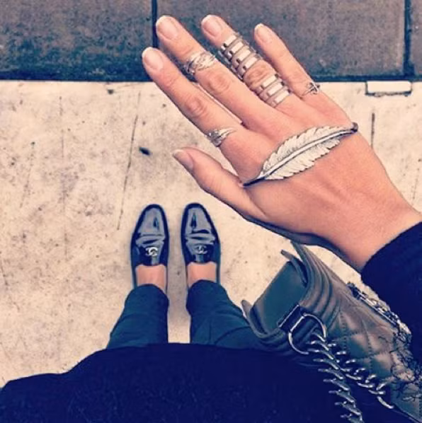 Các bộ sưu tập phụ kiện năm 2016 sẽ xuất hiện thêm chiếc vòng cho lòng bàn tay như thế này.