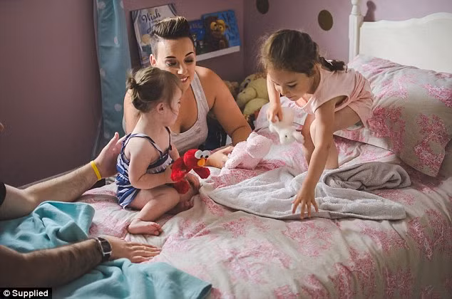 Đoạn chia sẻ tiếp theo của cô chất chứa những đau buồn. Cô cho rằng xã hội này có rất nhiều người tốt nhưng có những người rất tàn nhẫn. Ở đâu đó luôn có thành kiến và kỳ thị và chỉ khi làm mẹ của một đứa trẻ đặc biệt cô mới nhận ra điều đó. 