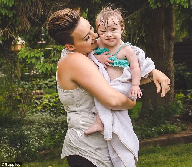 Pam De Almeida, một bà mẹ 2 con người Canada thường xuyên chia sẻ những bức ảnh và câu chuyện về cô con gái 20 tháng tuổi của mình lên blog cá nhân với hơn 2.600 người theo dõi với mục đích ghi lại những khoảnh khắc cực kỳ không hoàn hảo của cuộc sống với đứa con bị hội chứng Down.