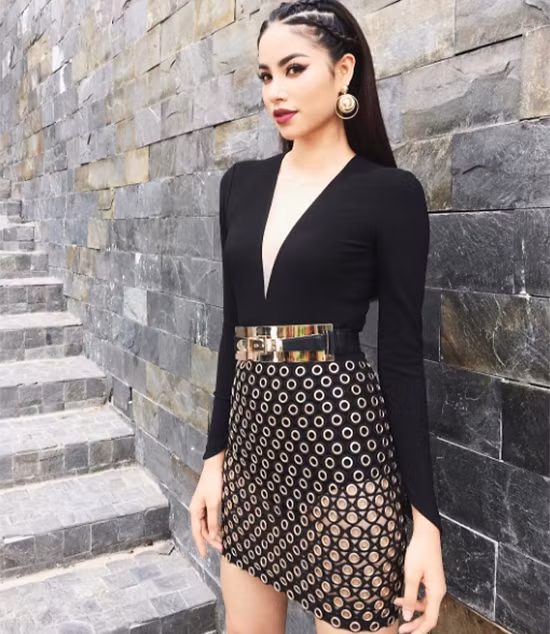 Trong chương trình The face Việt nam, HLV Phạm Hương cũng diện kiểu tóc này nhưng theo phong cách nhẹ nhàng hơn là không búi tóc mà thả hết tóc đằng sau xuống.