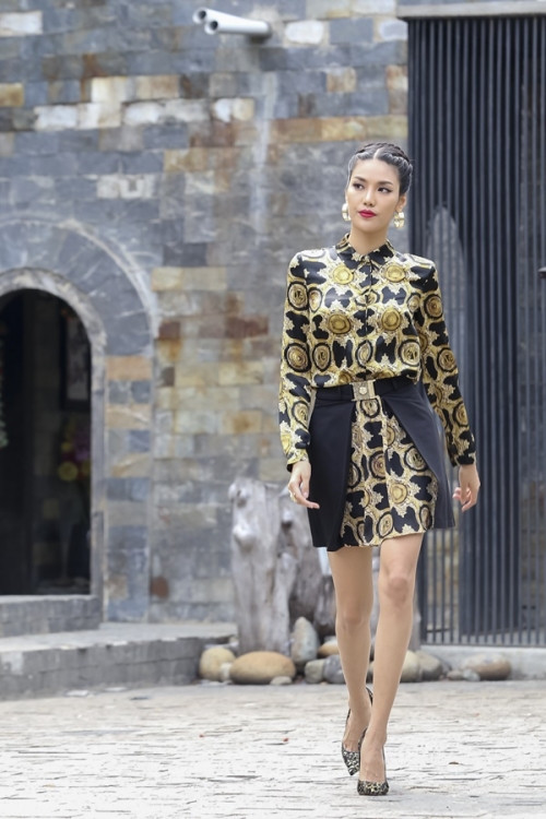 Trong chương trình The Face, HLV Lan Khuê cũng được tạo dựng hình ảnh mạnh mẽ cá tính nhưng không kém phần quyến rũ với kiểu tóc này. 