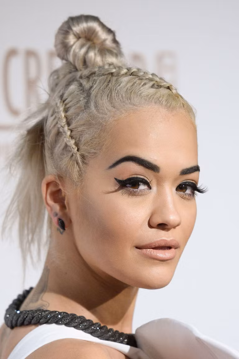 Kiểu búi tóc với 3 lằn tết của Rita Ora là một kiểu tóc rất nổi bật theo phong cách punk.
