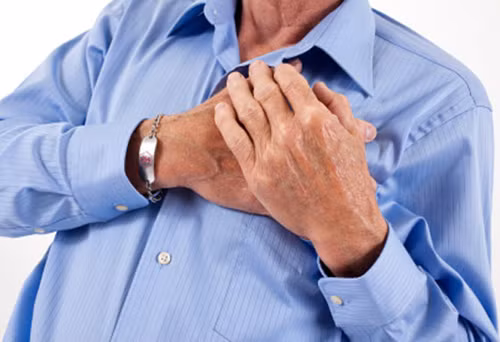 Những tháng mùa thu làm các triệu chứng bệnh tim mạch xấu đi khá nhiều, triệu chứng thường gặp nhất là thở chậm và nặng nề, choáng váng, khó tập trung. Khi áp lực khí quyển giảm, tim đập nhanh và huyết áp tăng. Để giữ nhiệt cho cơ thể, mạch máu co lại nên dễ dẫn đến đau tim hoặc đột quỵ. Để tránh biến chứng có thể gây tử vong, bệnh nhân nên ở trong nhà, mặc quần áo ấm và không có việc gì thì nên hạn chế ra ngoài. 