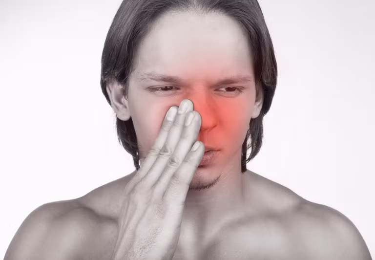 Viêm xoang là bệnh thường gặp trong mùa lạnh, triệu chứng là đau nửa đầu, sốt, nghẹt mũi hoặc sổ mũi. Bệnh nhân nên uống thuốc đầy đủ, tránh những phòng có không khí khô, không hút thuốc, thường xuyên đeo khẩu trang mỗi khi ra ngoài. 