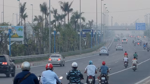 Ở khu vực quận Tây Hồ, khói bụi khiến tầm nhìn trên xa lộ trở nên mờ mịt. 