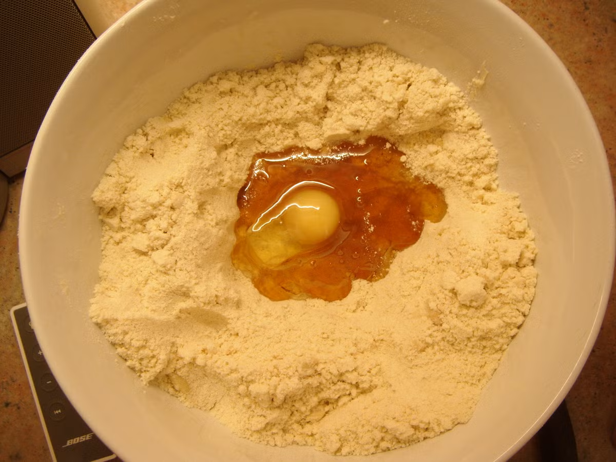 Xay gừng lấy một ít nước. Đổ mật ong và bột mì vào một cái bát sạch và trộn đều cho đến khi hỗn hợp có dạng sền sệt. Khi trộn, cần tránh không nhúng tay vào hỗn hợp. Sau đó nhỏ thêm vài giọt dầu dừa rồi cho nước gừng vào hỗn hợp mật ong.