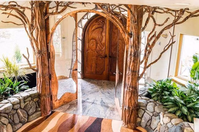 Cành cây được điêu khắc sống động như thật. Lối vào lát đá màu xanh và màu cát.