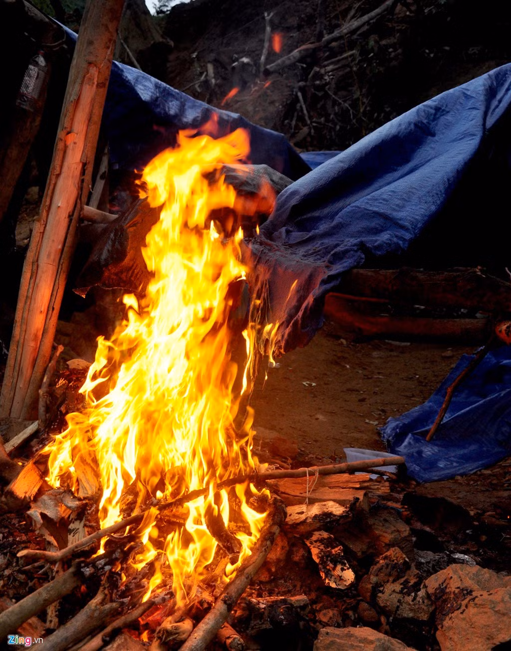 Theo người dân huyện Tây Trà, công an nhiều lần đốt lán trại nhưng sau đó các trại khác lại mọc lên ven đồi Cà Nhút (xã Trà Quân).