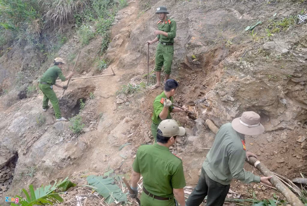 Thượng tá Đỗ Phi Hùng - Trưởng Công an huyện Tây Trà, cho biết sau thời gian tạm lắng, từ tháng 4 đến nay, một số nhóm " vàng tặc" quay lại địa phương lén lút khai thác vàng tại xã Trà Quân, Trà Thanh và Trà Khê. 