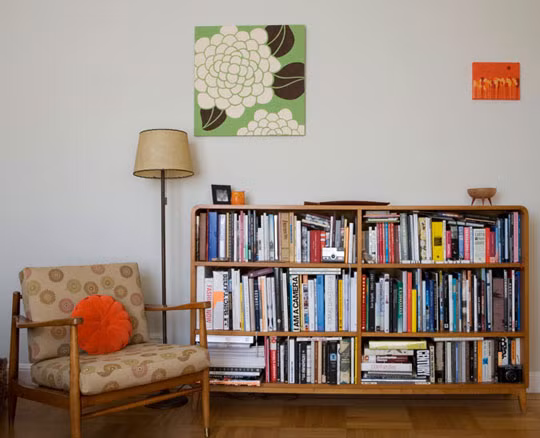 Chú ý tới những tủ sách lâu năm trong gia đình vì trẻ có thể hít phải bụi, mốc từ sách.