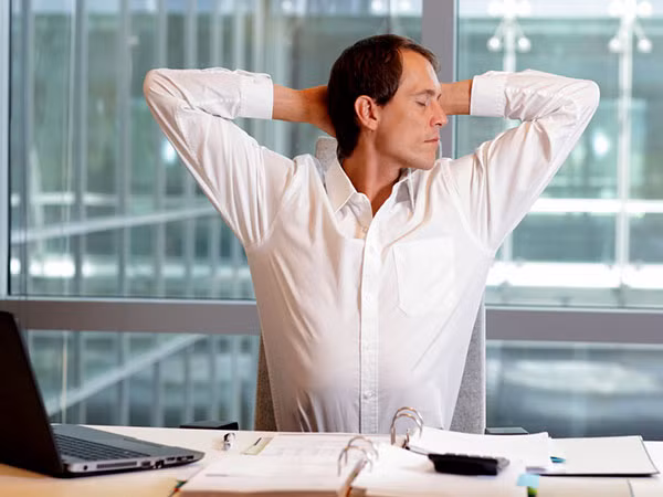 Giãn xoay cổ: Tại tư thế ngồi, quay chéo đầu về bên phải sao cho mũi hướng về phía vai. Lặp lại tương tự với bên trái rồi quay về vị trí cũ. Lặp lại khoảng 4-5 lần cho mỗi bên để cổ đỡ bị cứng. 