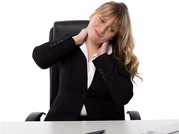 Rụt cổ: Phương pháp chữa đau cổ này có thể thực hiện ngay tại nơi làm việc. Trong khi ngồi, hãy rụt cổ lại rồi từ từ nâng đầu lên rồi trở lại tư thế cũ, khi di chuyển đầu thì cằm di chuyển theo. Lặp lại từ 8-10 lần. 