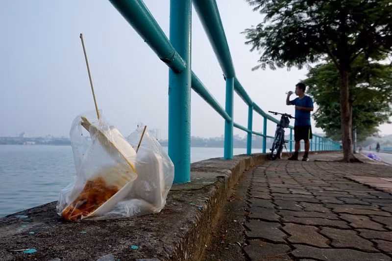 Đồ ăn thừa vứt lại ven hồ. 