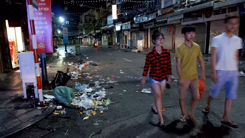 Khu vực chợ đêm dọc các con phố Hàng Ngang, Hàng Đào, Hàng Đường, Đồng Xuân sau mỗi đêm tan chợ chẳng khác bãi rác.