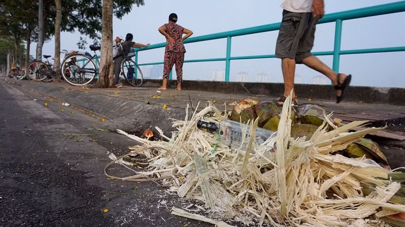 Bã mía do một quán giải khát buổi tối để lại. Công nhân vệ sinh dọn không xuể. 