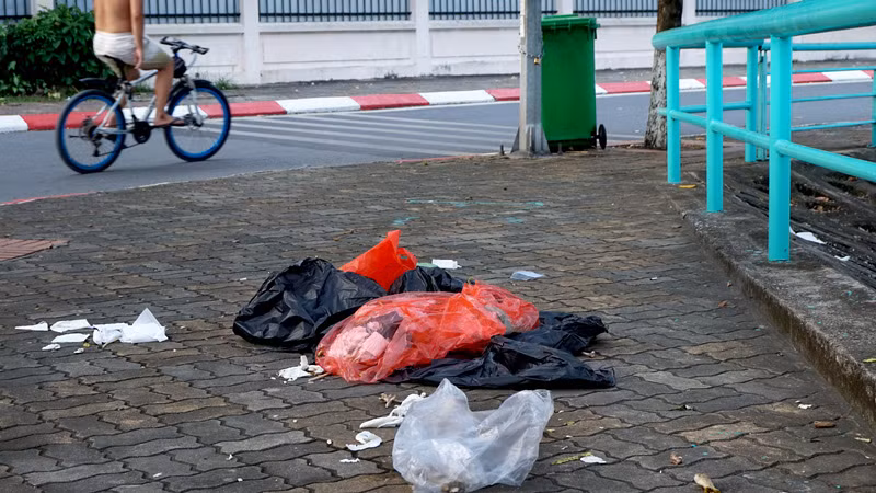 Nhiều thùng rác công cộng được đặt dọc phố Quảng Khánh nhưng rác vẫn được xả bừa bãi ra hè phố ven hồ. 
