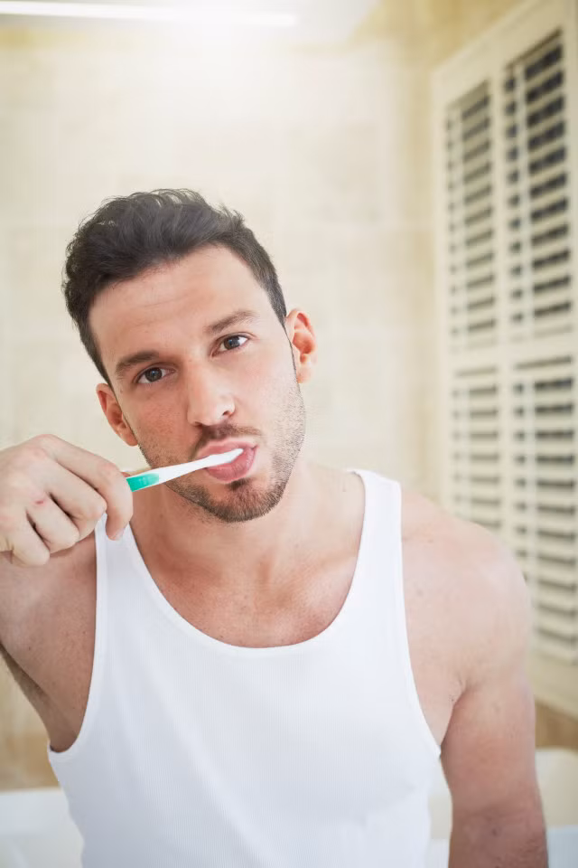 Đánh răng trước khi đi ngủ là điều kiện tiên quyết để triệt tiêu được mùi hôi miệng vì thức ăn lưu lại trong miệng qua đêm chắc chắn sẽ khiến bạn và những người xung quanh cảm thấy thật sự tệ hại. 