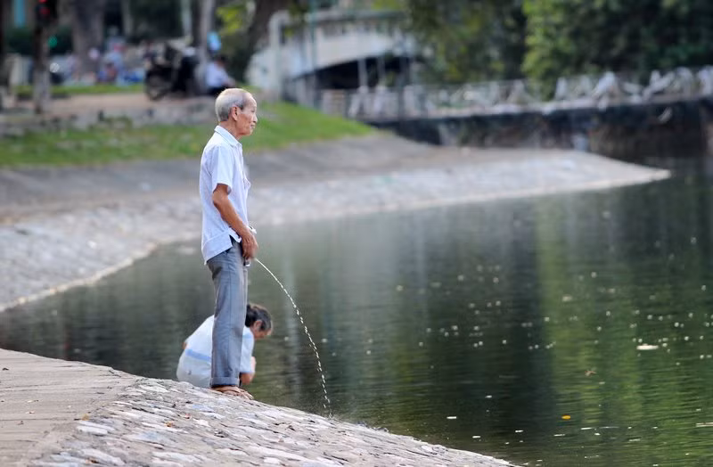 Tim khong thay nha ve sinh, tieu bay van bi phat 3 trieu?-Hinh-2