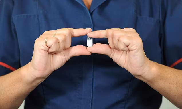 Nghiên cứu được thực hiện nhờ một chiếc camera thông minh bé xíu dưới dạng một viên vitamin đa chức năng uống vào qua đường miệng. Chiếc camera này có khả năng chụp tới 18 bức ảnh trong 1 giây.