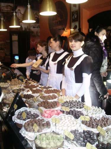 Socola Bỉ nổi tiếng thế giới vì đã có từ rất lâu đời. Bỉ là đất nước đầu tiên ở châu Âu dùng hạt cocoa để làm ra những viên kẹo màu nâu ngon ngây ngất. Người Bỉ cũng là người đầu tiên phát minh ra loại máy làm socola mịn. Mọi ngôi làng của Bỉ đều có ít nhất một cửa hàng bán socola với bí quyết riêng được truyền lại từ đời này sang đời khác. 