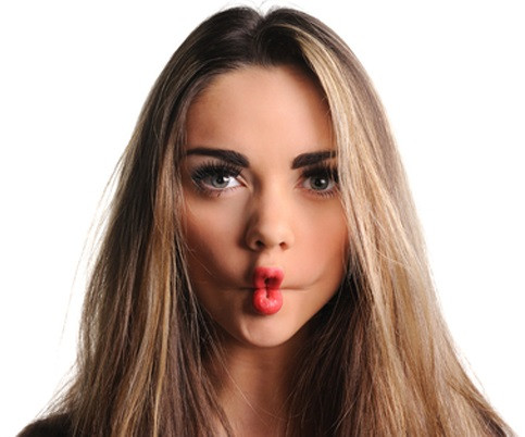 Những người có gò má phúng phính đầy thịt, thực hiện động tác hóp má và môi lại như mặt cá rồi giữ nguyên như vậy, đưa miệng sang hai bên càng xa càng tốt. Giữ nguyên 5 giây rồi lặp lại cho đến khi thấy mỏi. 