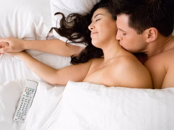 Vì sẵn tiện bạn đang ở trên giường - Tiện hơn rất nhiều so với việc bạn vừa phải đi tới chỗ này chỗ kia rồi trở về nhà, thay đồ, vào phòng ngủ rồi mới lên giường.