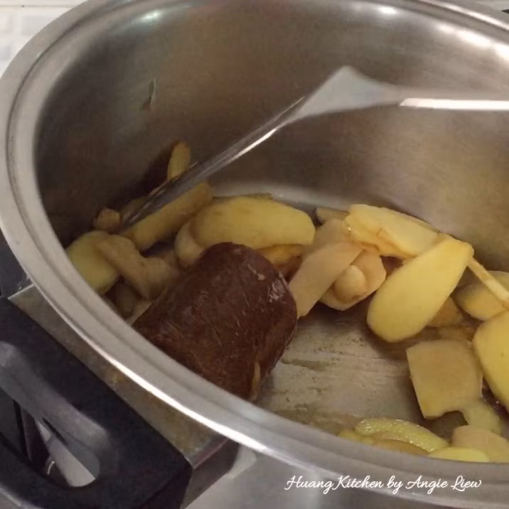 Bắc một chiếc nồi lớn, cho đường thốt nốt và gừng thái lát vào đảo chung cho đến khi đường tan ra.