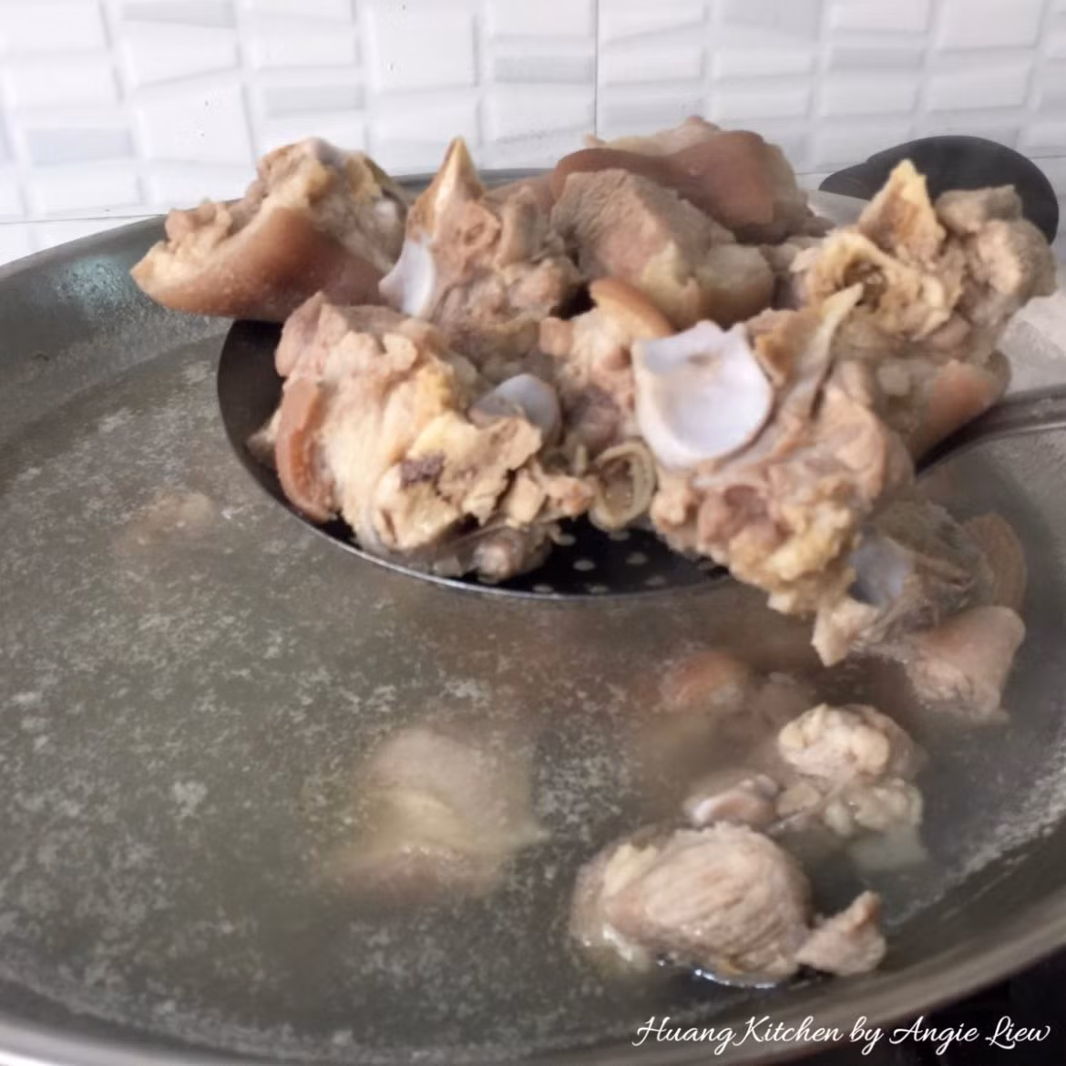 Chân giò cắt miếng, luộc sơ qua trong nước sôi khoảng 2 phút cho sạch hết chất bẩn.