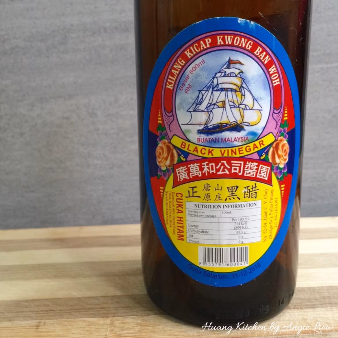 Cho 2 bát dấm đen chua ngọt vào nồi.