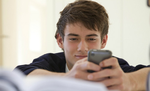 Trạng thái tâm lý của con trai sẽ được thể hiện đầu tiên qua ngôn ngữ cơ thể chứ không phải qua lời nói. Nếu thấy cậu nhảy lên nhảy xuống có nghĩa là cậu đang rất vui. Nếu cậu rũ vai xuống thì có nghĩa là không vui. La hét là vui, nhưng cần chú ý đến cậu chàng cẩn thận.