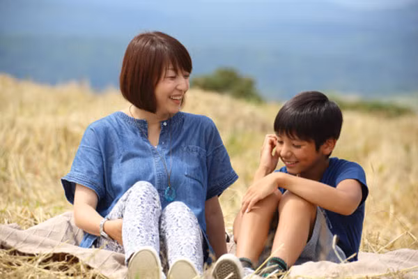 Các cô con gái thường rất thích đám đông, giống như càng đông người thì càng có nhiều năng lượng. Với con trai thì ngược lại, các cậu bé tỏ ra e thẹn trong đám đông và thường nấp sau chân bố. Đối với những tình huống như thế này, các bà mẹ nên bảo vệ các cậu bé, đừng bắt các cậu làm gì vượt ra ngoài ranh giới của mình.