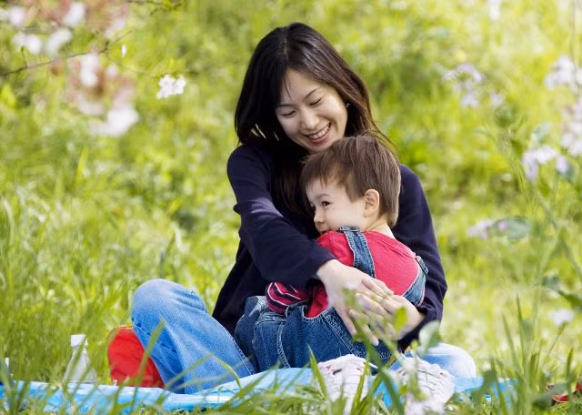 Con trai rất thích những hoạt động thể chất vô nghĩa như muốn dùng đá xây nhà trên bờ biển. Chúng hứng thú làm những việc như vậy từ sáng đến trưa cho đến khi mệt nhoài. Cách tốt nhất các bà mẹ hãy cố gắng tận hưởng những khoảng thời gian như thế.