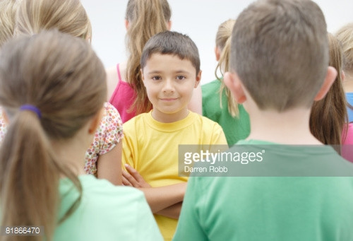 Đối với con trai, chuyện quần áo cũng quan trọng. Nhìn bề ngoài, chuyện ăn mặc của các cậu không đến mức phức tạp như các cô con gái yểu điệu, chỉ cần xỏ chân vào một chiếc quần bò và mặc áo phông là xong. Tuy nhiên, cần phải lấy đúng chiếc quần bò và chiếc áo cậu thích. Các cậu cũng muốn ăn mặc bảnh chọe, thoải mái và không cần quan tâm một bộ quần áo đã mặc mấy ngày.