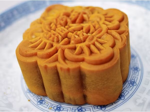 Bánh trung thu hải sản là loại bánh đắt nhất trong tất cả các loại, thành phần gồm có hải sâm và tảo biển. Bánh có vị hơi mặn và tươi. Đối với những người không thích đồ ngọt thì đây là sự lựa chọn rất hợp lý.