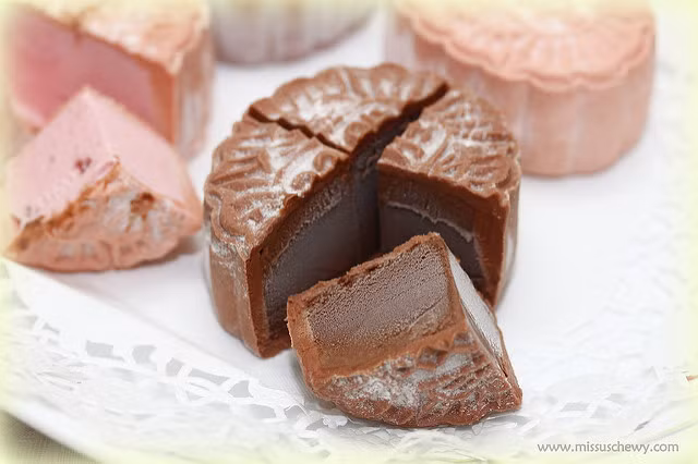 Bánh trung thu nhân kem mang lại một dáng vẻ mới cho bánh trung thu với nhân kem được làm lạnh, còn vỏ bánh thì làm từ socola. 