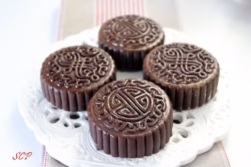 Bánh trung thu socola khiến lễ hội trung thu trở nên lãng mạn hơn. Chiếc bánh có vẻ ngoài rất hấp dẫn và đậm mùi socola. Vỏ bánh được làm từ socola còn nhân có thể là yến mạch, quả mọng…