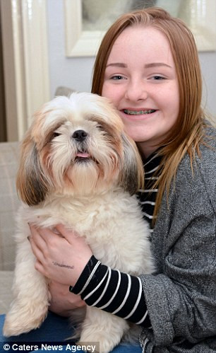 Bà mẹ 46 tuổi cho biết “Thỉnh thoảng con bé bị ngất đi khoảng 30 giây rồi sau đó ngủ sâu. Khi điều này xảy ra lần đầu tiên, con bé không thể nói chuyện trong suốt 14 tiếng, không thể nhớ ngày hôm đó là thứ mấy cũng như không thể trả lời những câu hỏi toán đơn giản. Lần nặng nhất là chỉ 2 phút sau khi tôi rời nhà tắm, con bé hoàn toàn bị đờ người trong bồn tắm. Điều nguy hiểm là trước khi bị ngất thì hoàn toàn không có dấu hiệu báo trước nào” 