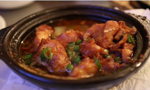 Cá kho tộ: Là món cá kho cùng nước hàng trong nồi đất. Đây là món ăn chính trong các bữa cơm gia đình Việt. Cá được kho trong nồi đất để giữ tối đa hương vị.