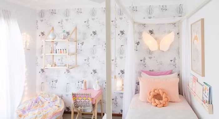 Với những bé gái, chắc hẳn các bé sẽ muốn tạo thế giới cổ tích trong chính căn phòng của mình. Vì vậy, bạn có thể chọn những họa tiết nàng tiên, nàng công chúa... cho bức tường gần giường ngủ.