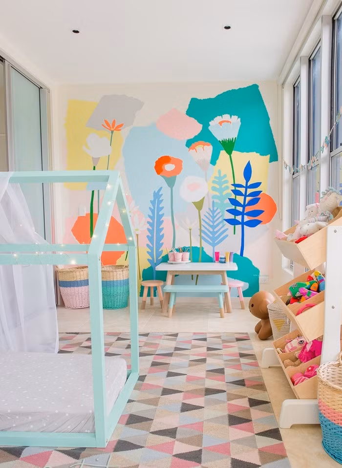 Với những bé hiếu động, tinh nghịch, luôn mong muốn có khoảng không gian giao hòa với tự nhiên thì bạn có thể chọn giấy dán tường với nhiều màu sắc bắt mắt, kích thích các giác quan, giúp bé yêu không gian riêng tư của mình nhiều hơn. 