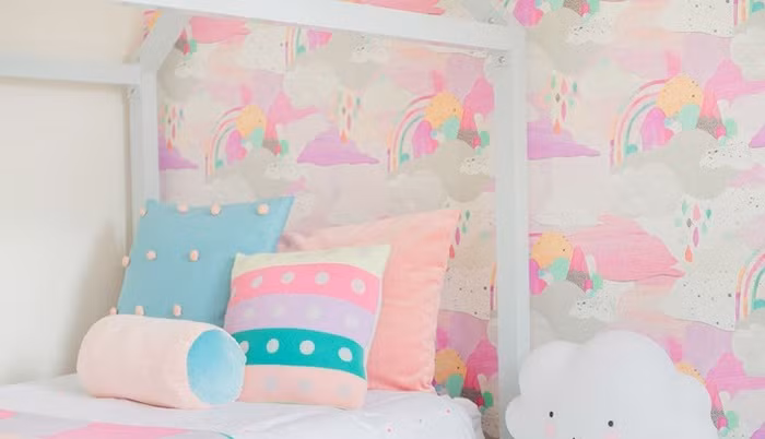 Bên cạnh đó, nếu bạn muốn chọn những mẫu giấy dán tường mới nhất năm 2017, hãy cố gắng chọn nội thất với những gam màu đơn giản, tươi tắn nhất. Không gian của bé ngay lập tức đẹp như một đóa hoa, tinh khôi như ánh nắng. 