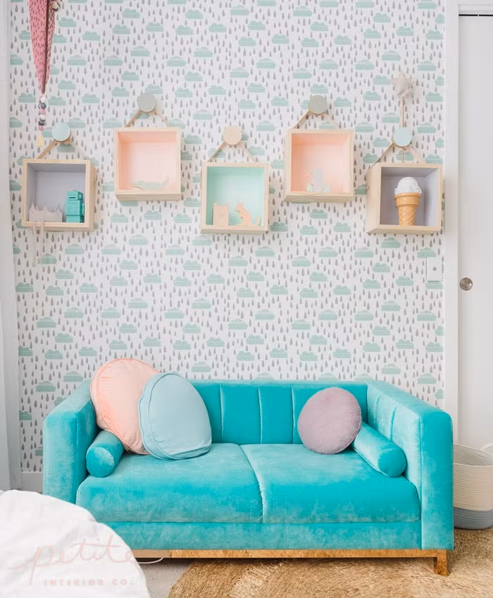 Hãy chọn những họa tiết tươi tắn trên nền sáng, để hoa cỏ nhìn như một bức tranh đặc biệt, có mây trời, có nắng để các bé cảm thấy vui vẻ hơn, tâm trạng được cải thiện hơn, kích thích sự sáng tạo cho con ngay trong chính căn phòng của mình.