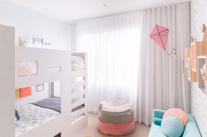 Nếu có thể, bạn hãy lắp đặt thêm thảm trải sàn với màu sắc, họa tiết tương tự, tạo sự kết nối sinh động cho không gian sống, giúp căn phòng thêm thoáng sáng và mềm mại hơn. 