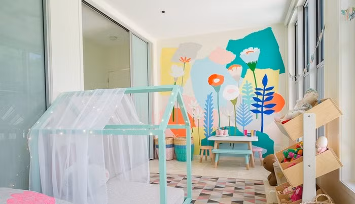 Giấy dán tường có họa tiết như những nét vẽ tranh ngộ nghĩnh, nguệch ngoạc của bé cũng tạo nên điểm nhấn đẹp ấn tượng cho không gian phòng ngủ. 